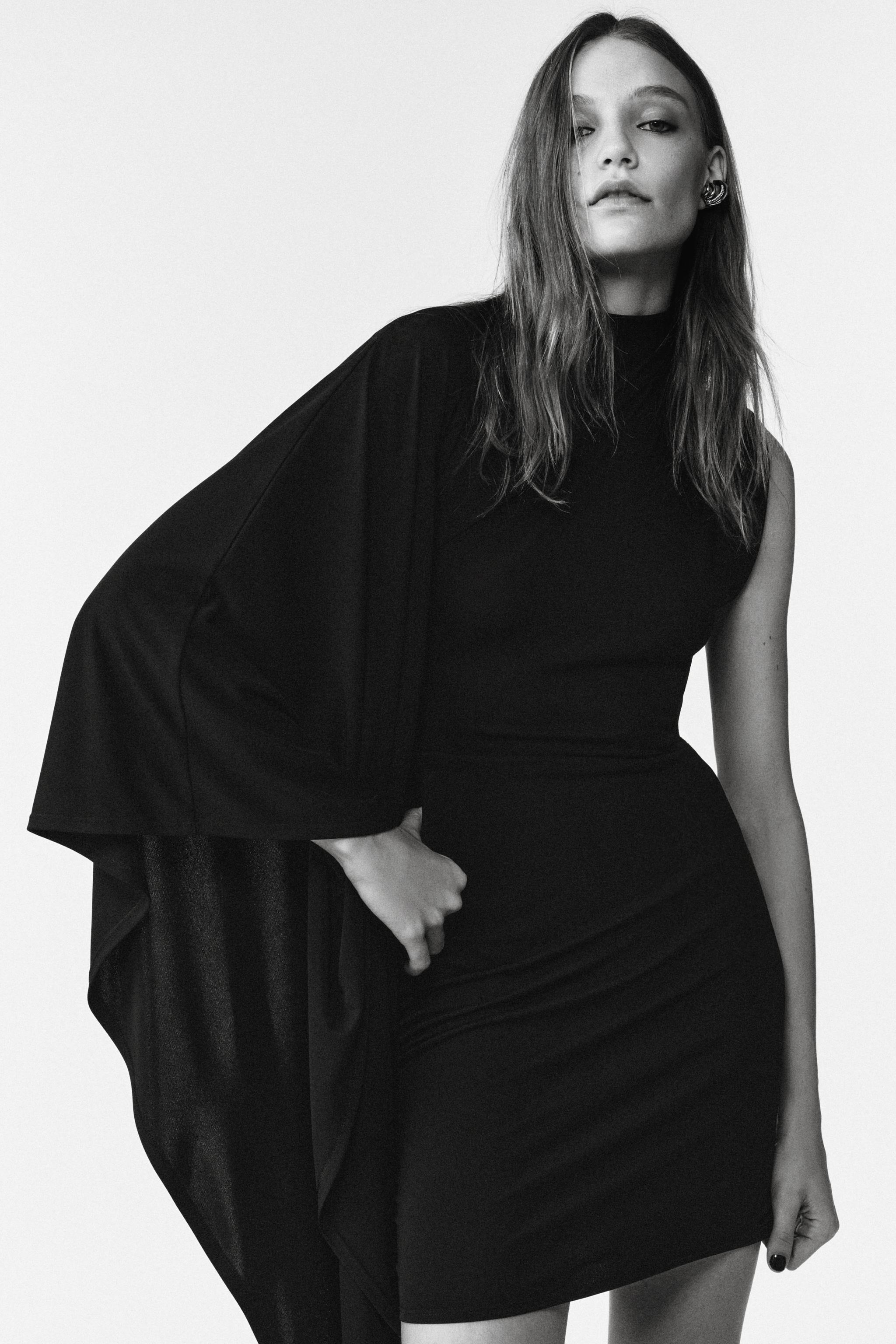 ROBE À MANCHES ASYMÉTRIQUES ÉDITION LIMITÉE